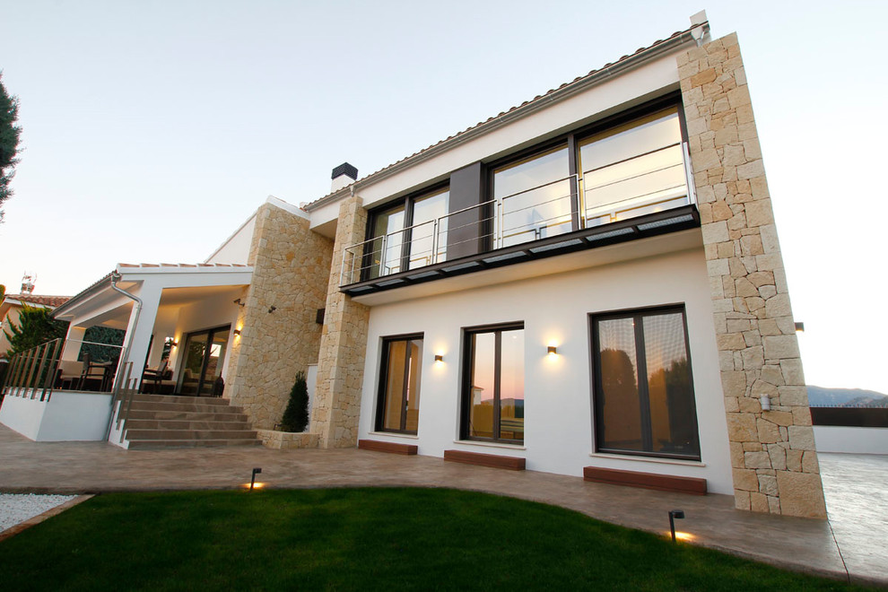 Diseño de terraza in patio delantero and anexo de casas With suelo de hormigón estampado