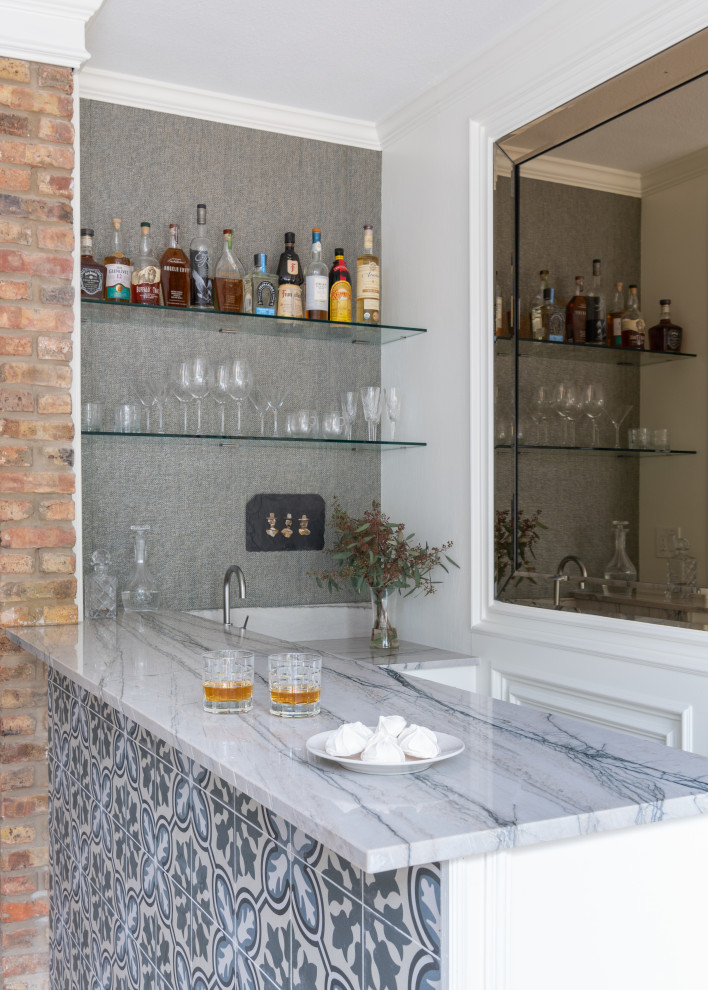 Immagine di un piccolo angolo bar con lavandino classico con lavello da incasso e top multicolore