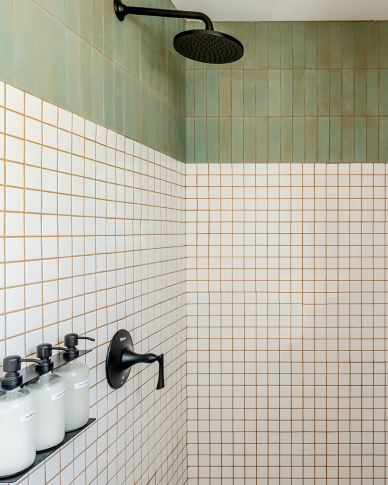 Exempel på ett modernt brun brunt en-suite badrum, med luckor med upphöjd panel, lila skåp, en öppen dusch, flerfärgad kakel, cementkakel, vita väggar, skiffergolv, ett fristående handfat, träbänkskiva, svart golv och dusch med duschdraperi
