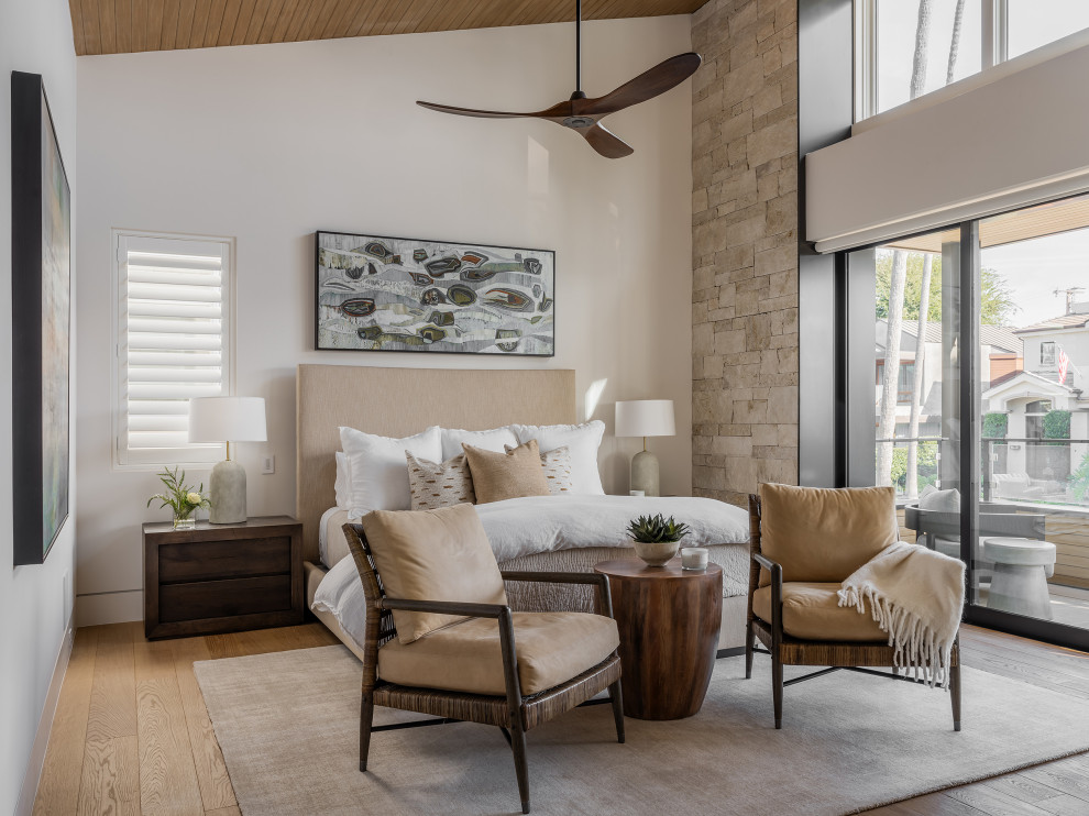 Modernes Schlafzimmer mit weißer Wandfarbe, braunem Holzboden, braunem Boden, gewölbter Decke und Holzdecke in Orange County