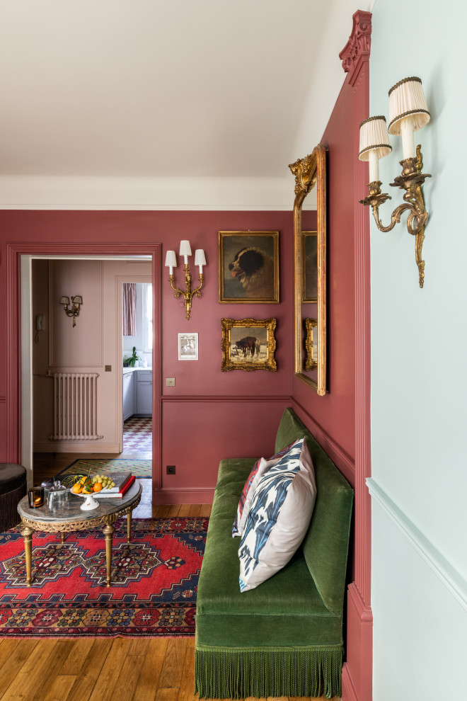 Стильный дизайн: изолированная гостиная комната среднего размера в классическом стиле с красными стенами, паркетным полом среднего тона, коричневым полом и панелями на стенах без камина, телевизора - последний тренд