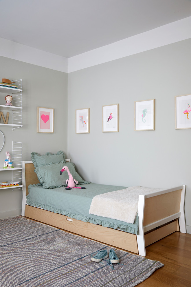 Mittelgroßes Modernes Kinderzimmer mit Schlafplatz, grüner Wandfarbe und braunem Holzboden in London