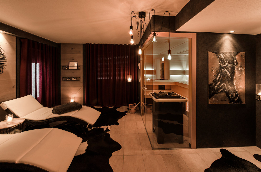 Mittelgroßer Moderner Keller mit schwarzer Wandfarbe, Keramikboden und beigem Boden in München