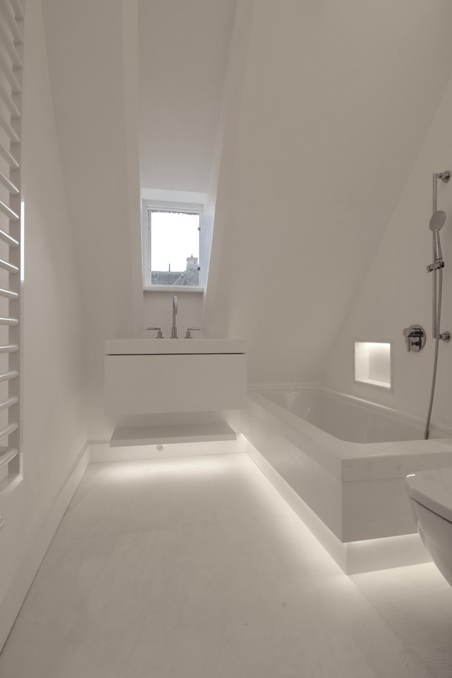 Immagine di una stanza da bagno classica di medie dimensioni con vasca sottopiano, piastrelle di marmo, pavimento in marmo, lavabo sottopiano, top in marmo e pavimento bianco