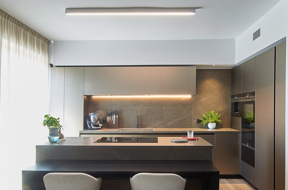 Exempel på ett mellanstort modernt grå grått kök, med en undermonterad diskho, luckor med glaspanel, skåp i mörkt trä, kaklad bänkskiva, grått stänkskydd, stänkskydd i porslinskakel, svarta vitvaror, mörkt trägolv, en köksö och brunt golv