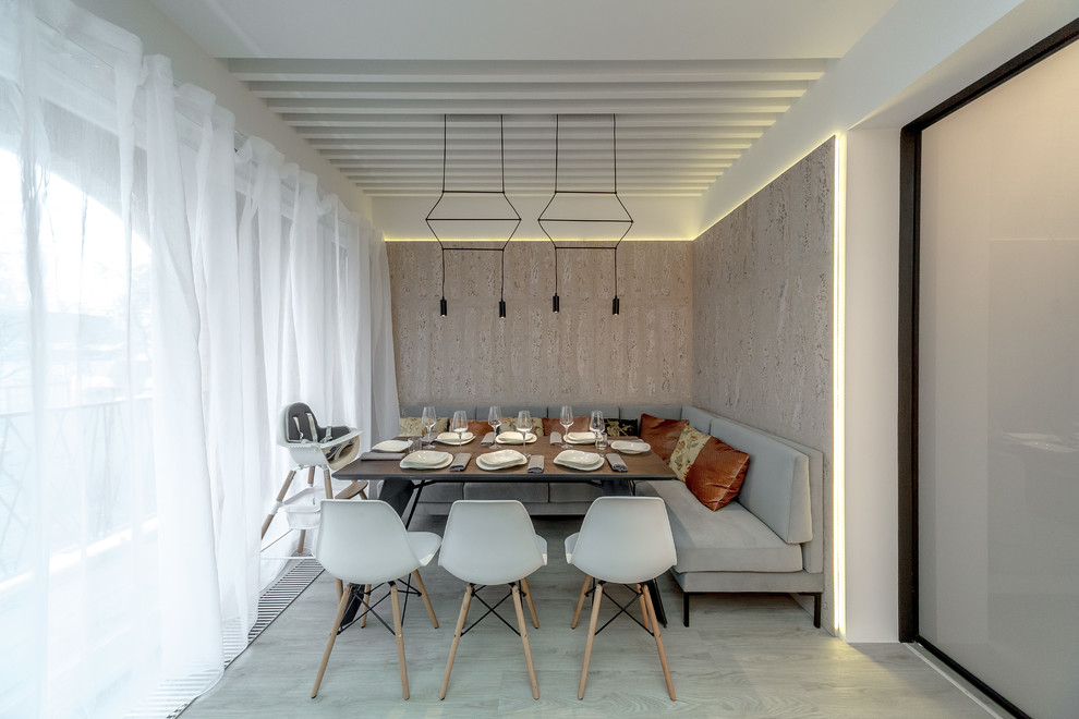 Design ideas for a contemporary dining room in Moscow.