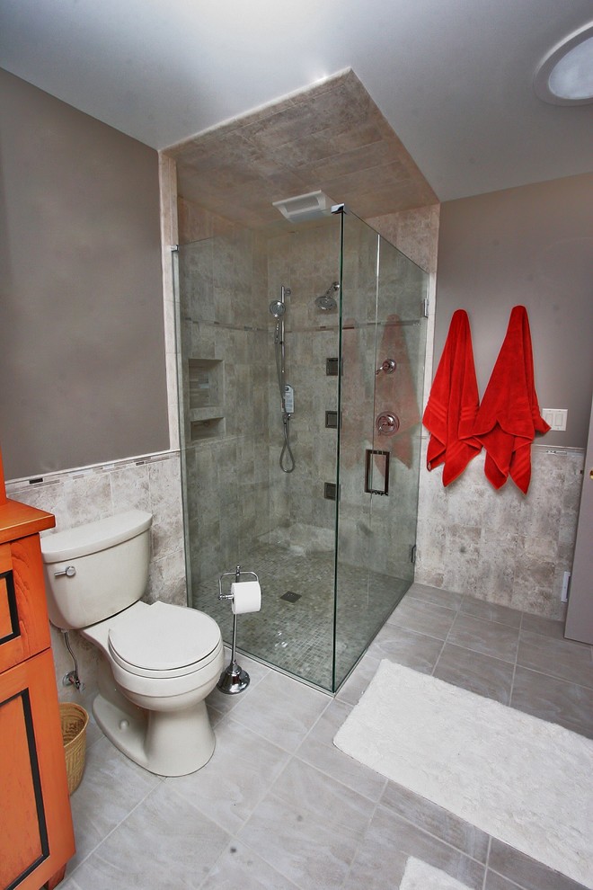 This is an example of a contemporary bathroom in Detroit.