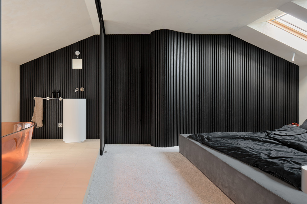 Спальня с прозрачной ванной