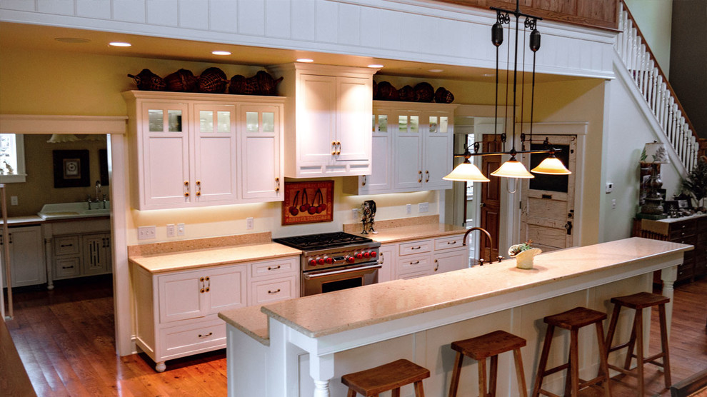 Mountain style eat-in kitchen photo in Milwaukee with an island