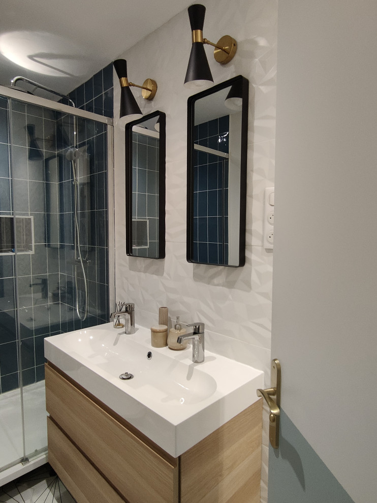 Стильный дизайн: маленькая, узкая и длинная детская ванная комната в стиле неоклассика (современная классика) с плоскими фасадами, светлыми деревянными фасадами, унитазом-моноблоком, белой плиткой, белыми стенами, полом из керамической плитки, раковиной с несколькими смесителями, белым полом, душем с раздвижными дверями, белой столешницей, тумбой под одну раковину и подвесной тумбой для на участке и в саду - последний тренд