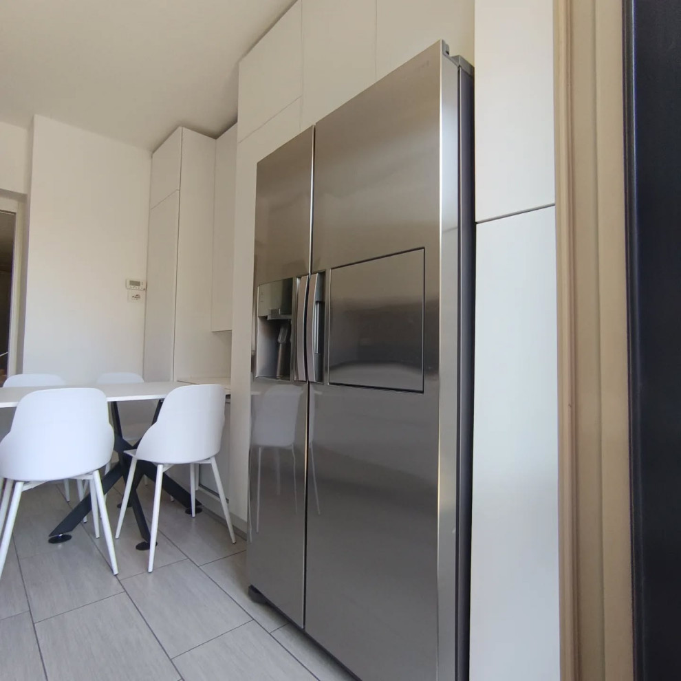 Cucina in total white spatolato con top e schienale in ceramica