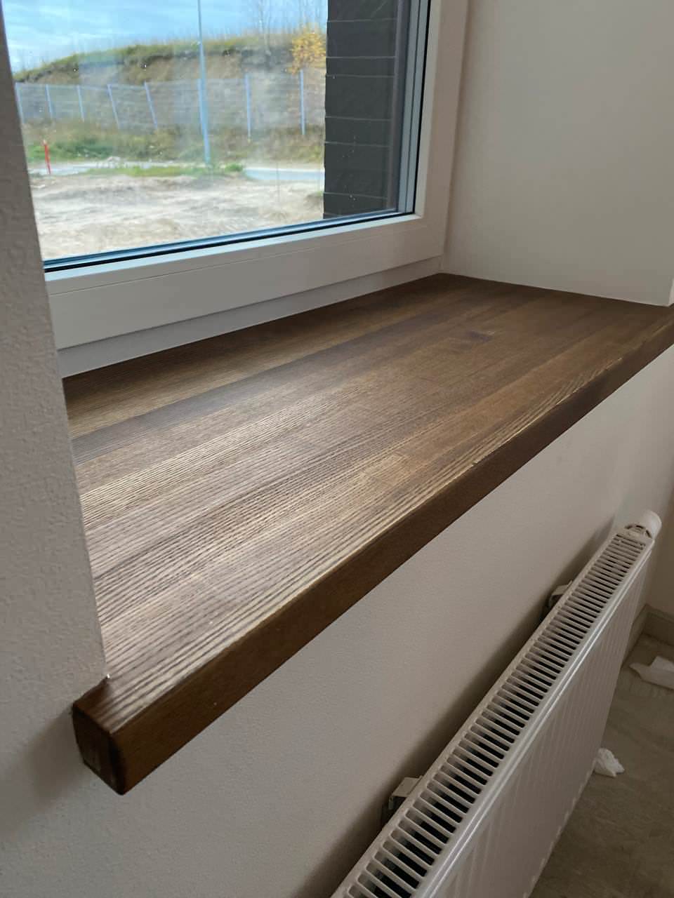 Подоконник из массива в ванной в частном доме