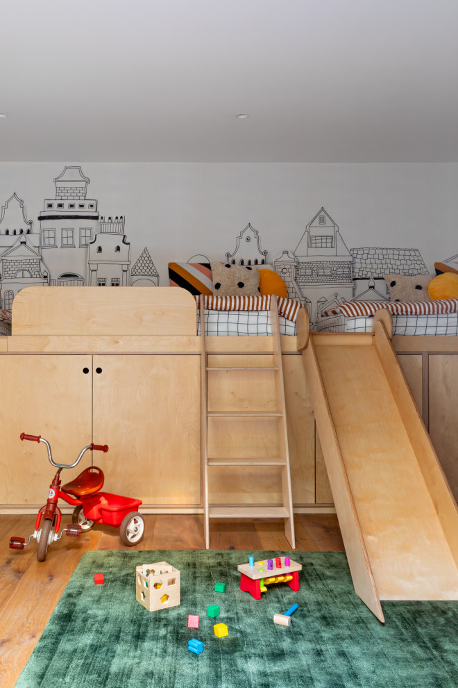 ロンドンにある中くらいなコンテンポラリースタイルのおしゃれな子供部屋 (白い壁、淡色無垢フローリング、児童向け、壁紙) の写真