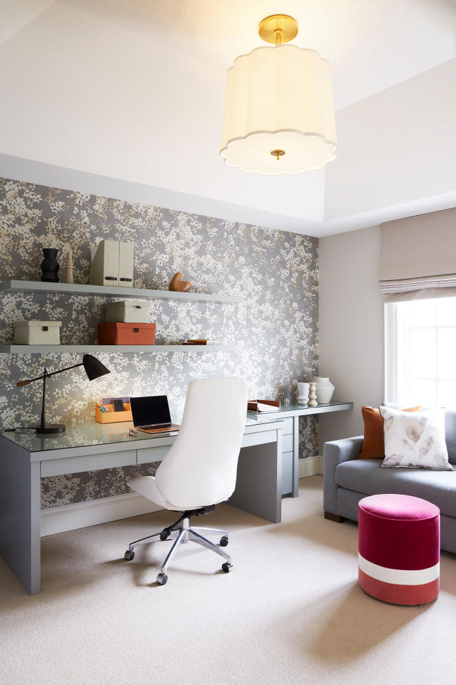 Modern inredning av ett litet arbetsrum, med gröna väggar, heltäckningsmatta, ett inbyggt skrivbord och beiget golv
