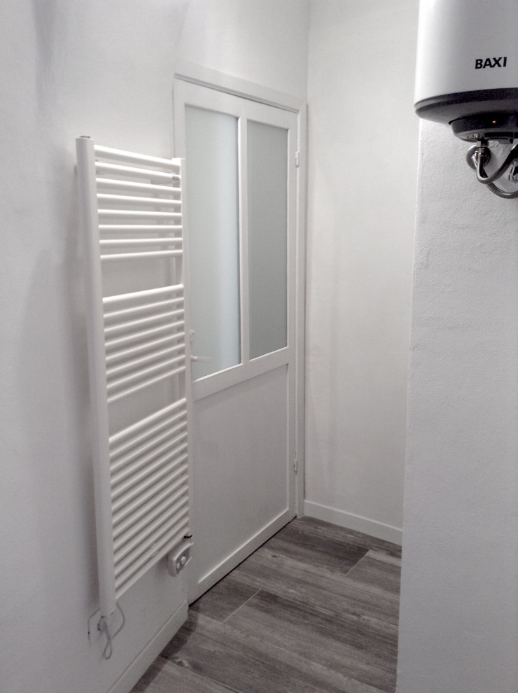 Immagine di una stanza da bagno con doccia mediterranea con pavimento in gres porcellanato, pavimento grigio, nicchia e soffitto ribassato