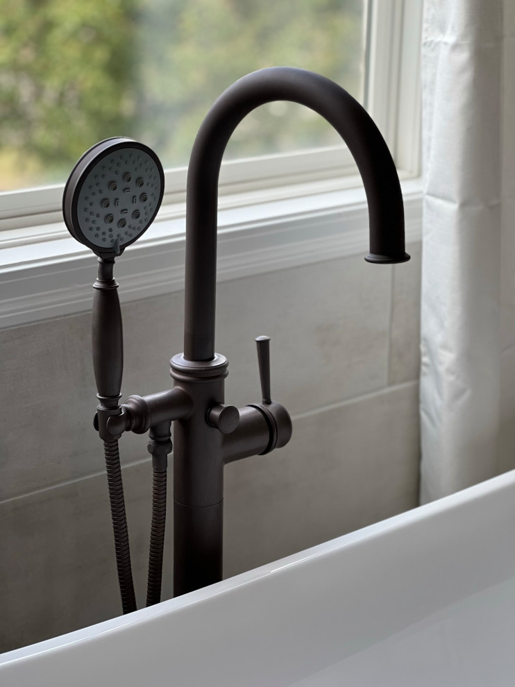 Example of a transitional home design design in Cincinnati