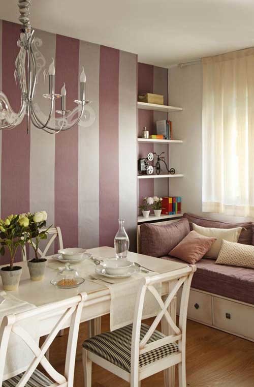 Foto de comedor clásico renovado de tamaño medio abierto sin chimenea con paredes multicolor y suelo de madera en tonos medios