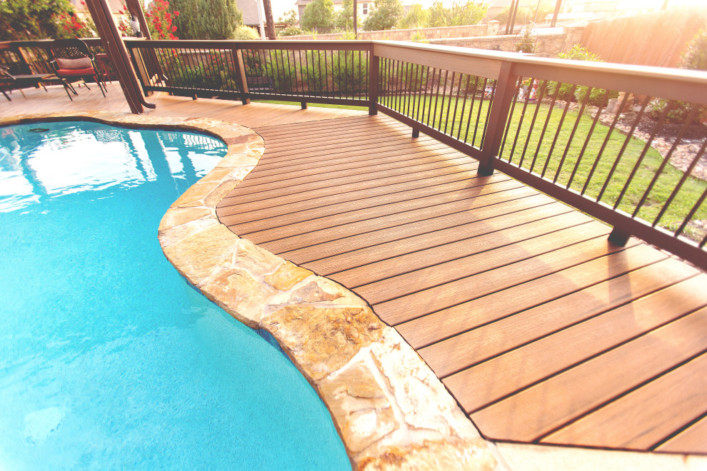 Deck - small backyard ground level mixed material railing deck idea