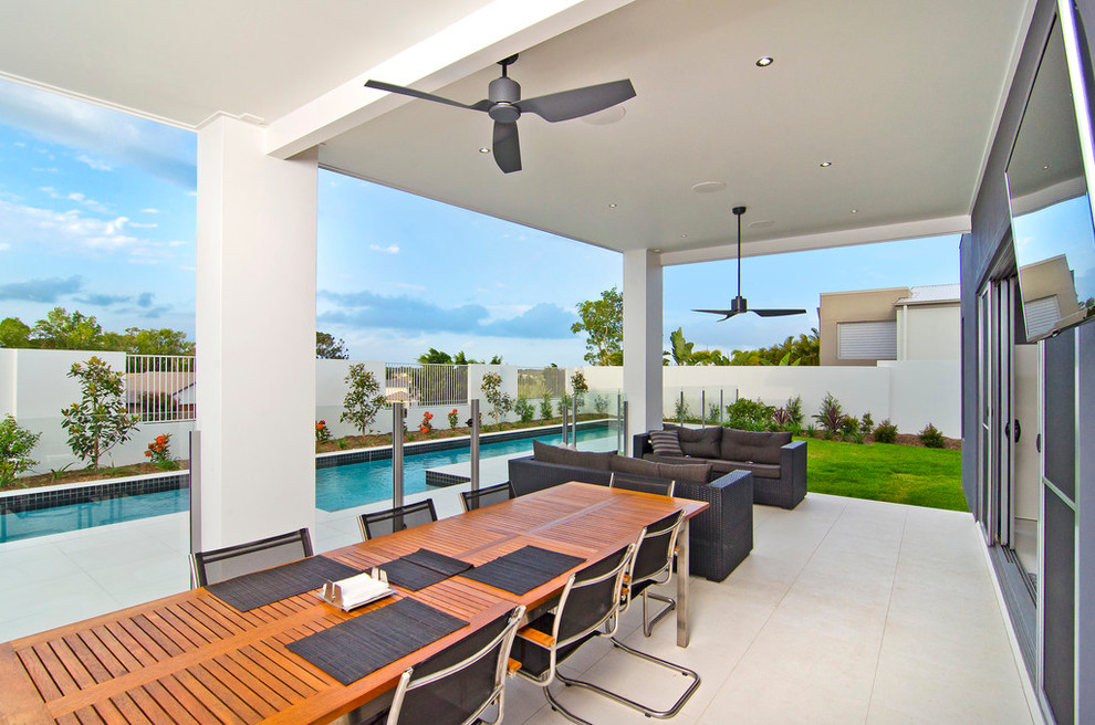 Photo of a contemporary patio in Gold Coast - Tweed.