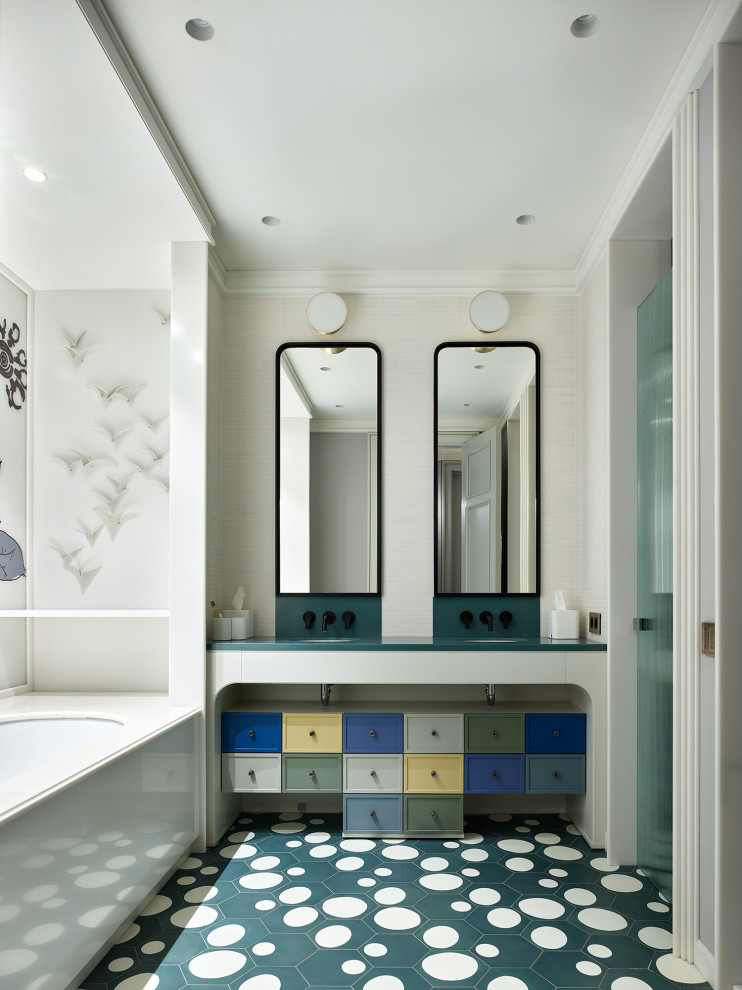 Exemple d'une salle de bain éclectique avec un placard avec porte à panneau encastré, une baignoire encastrée, une douche à l'italienne, un carrelage blanc, un lavabo encastré, un sol turquoise, une cabine de douche à porte battante, un plan de toilette turquoise, meuble double vasque et meuble-lavabo encastré.