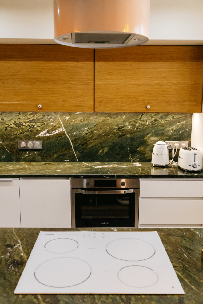 Натуральный гранит в комбинации с массивом дуба и крашеным МДФ