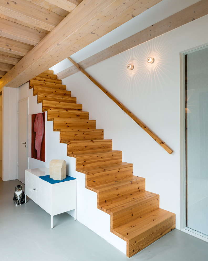 Mid-sized modern wood straight staircase in Cologne with wood risers.