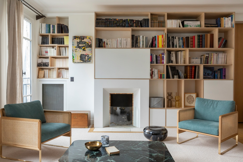 Mittelgroßes, Repräsentatives Modernes Wohnzimmer mit weißer Wandfarbe, hellem Holzboden, Kaminumrandung aus Backstein und verstecktem TV in Paris
