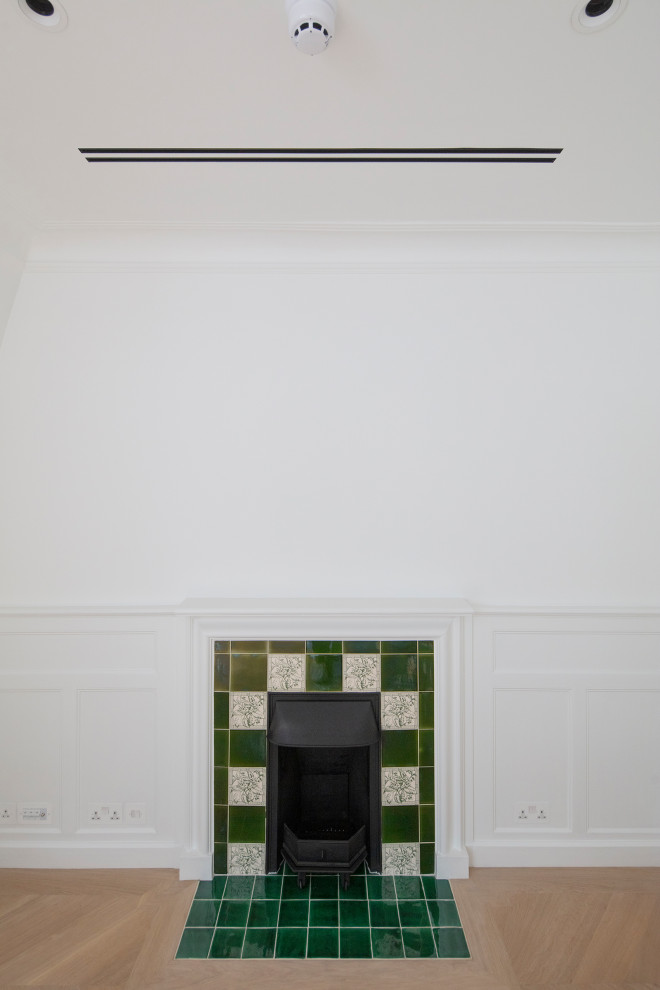Esempio di una camera degli ospiti chic di medie dimensioni con pareti bianche, camino classico e cornice del camino piastrellata