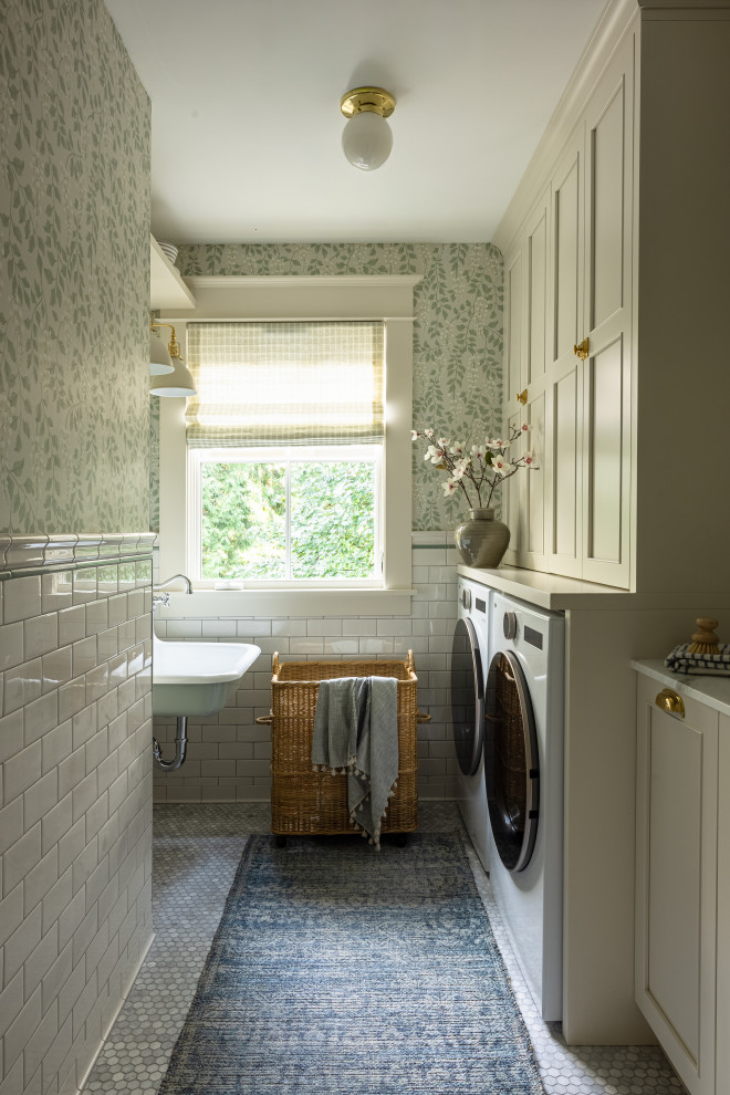 Example of a classic laundry room design in Seattle