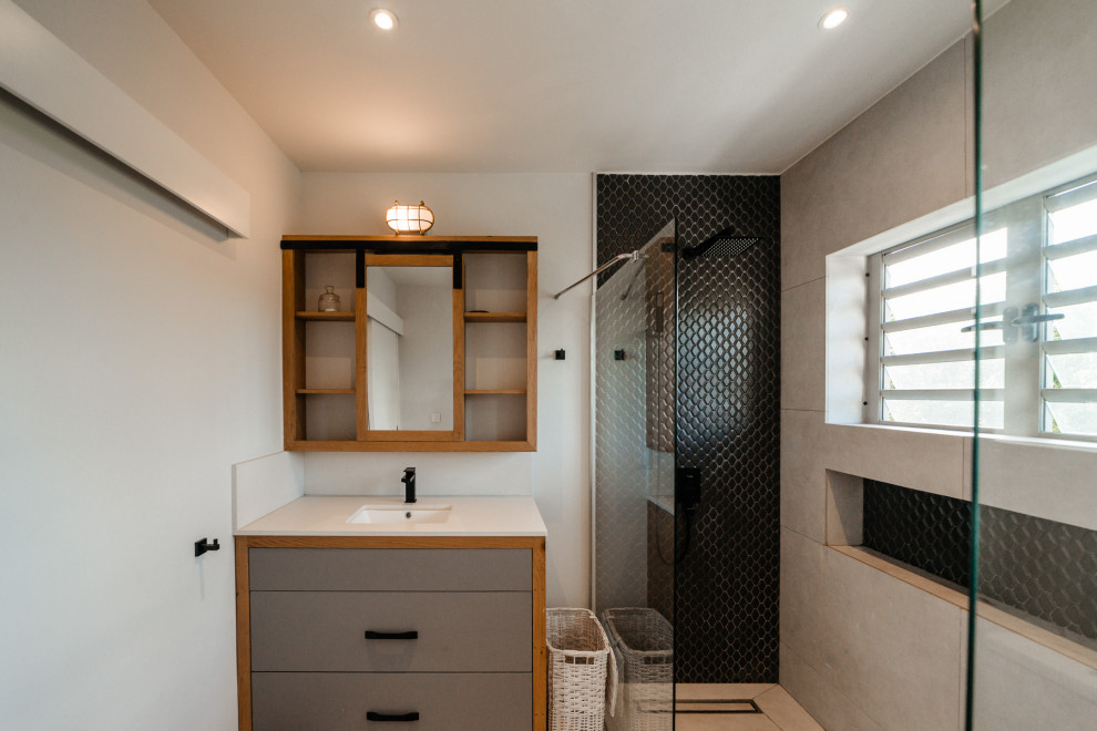 Cette photo montre une grande salle de bain grise et blanche exotique avec un mur gris, un sol en carrelage de céramique et un sol gris.