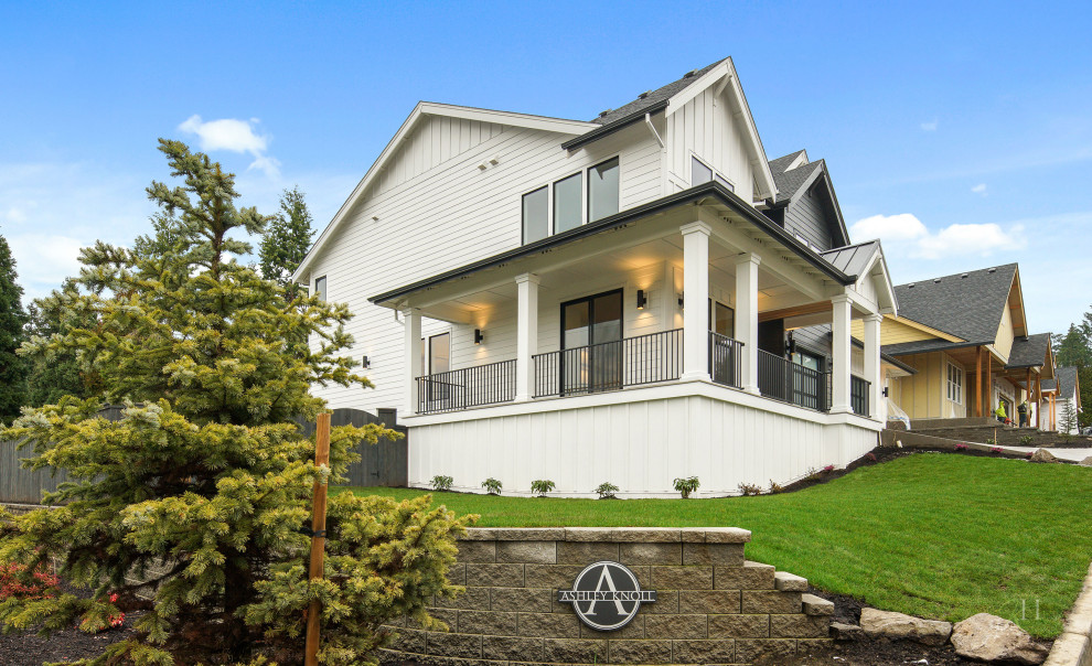 Großes, Zweistöckiges Klassisches Einfamilienhaus mit Mix-Fassade, bunter Fassadenfarbe, Satteldach, Schindeldach, grauem Dach und Wandpaneelen in Portland