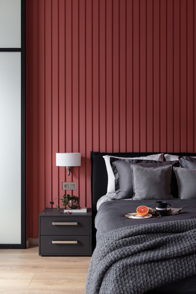 На фото: большая хозяйская спальня в стиле лофт с красными стенами, полом из винила и акцентной стеной с