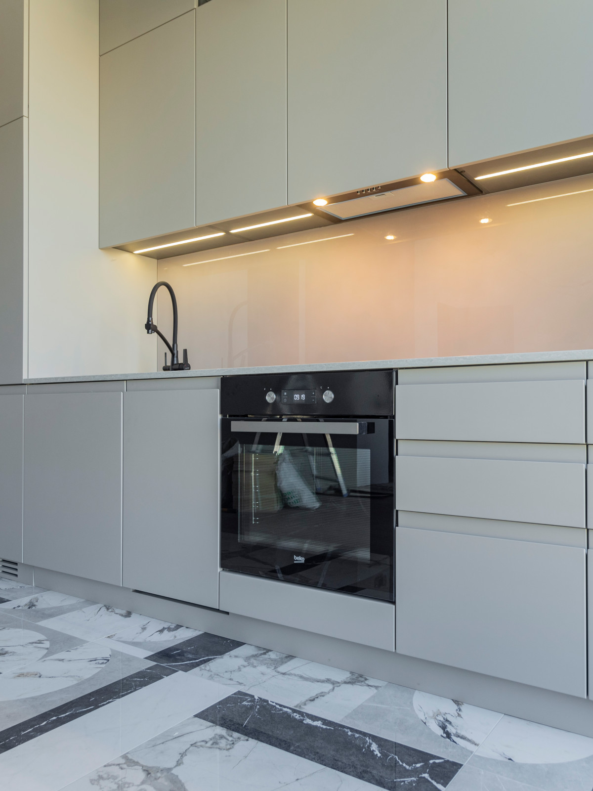 Большая стильная кухня в неоклассическом стиле в светлых тонах