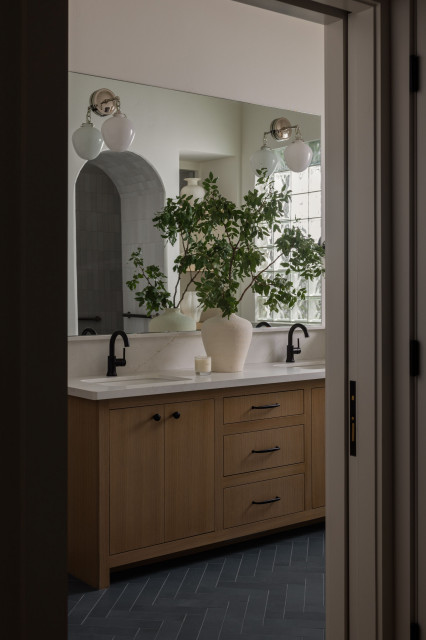 Laguna Point modern-badezimmer