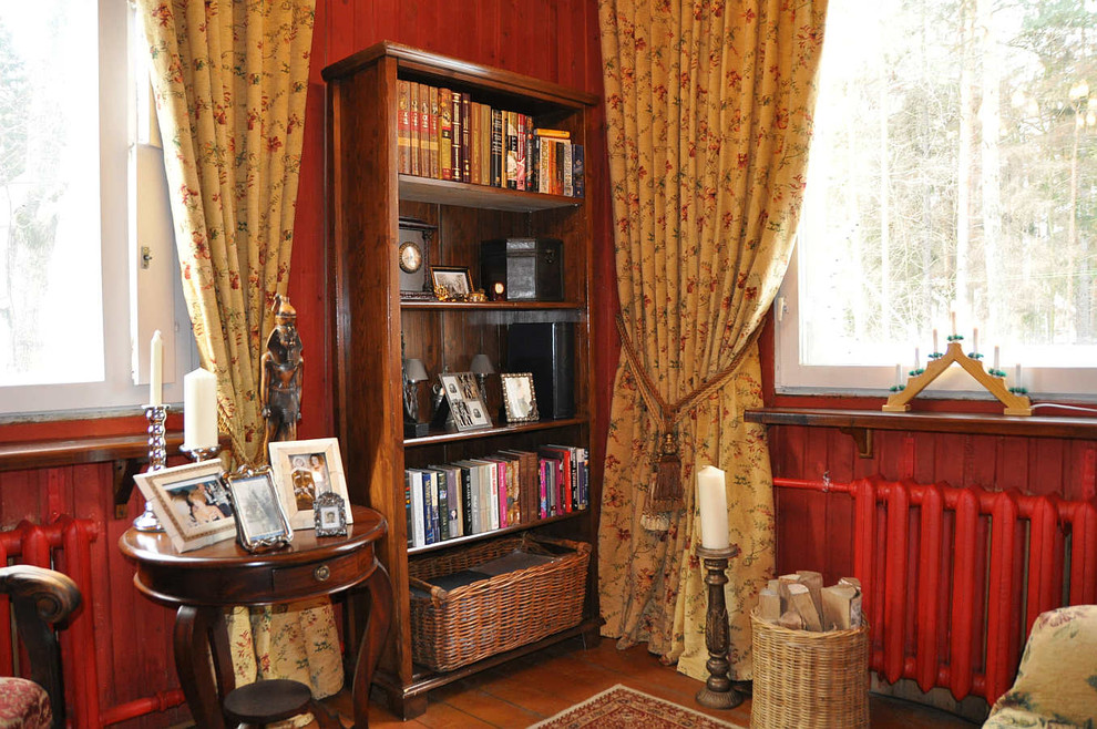 Cette image montre un petit bureau traditionnel avec un mur rouge et du lambris de bois.