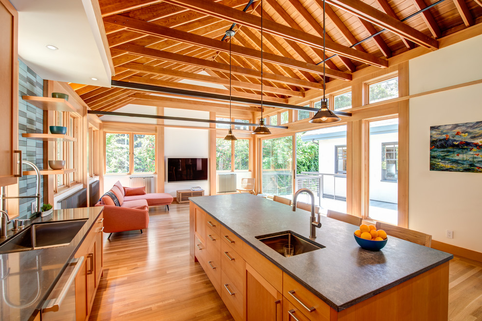 Example of an arts and crafts home design design in San Francisco