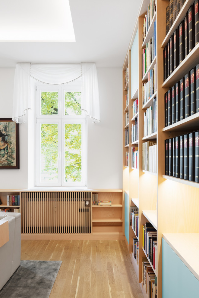 Foto di un soggiorno chic di medie dimensioni e chiuso con libreria, pareti verdi, parquet chiaro, nessuna TV, soffitto ribassato e pareti in legno