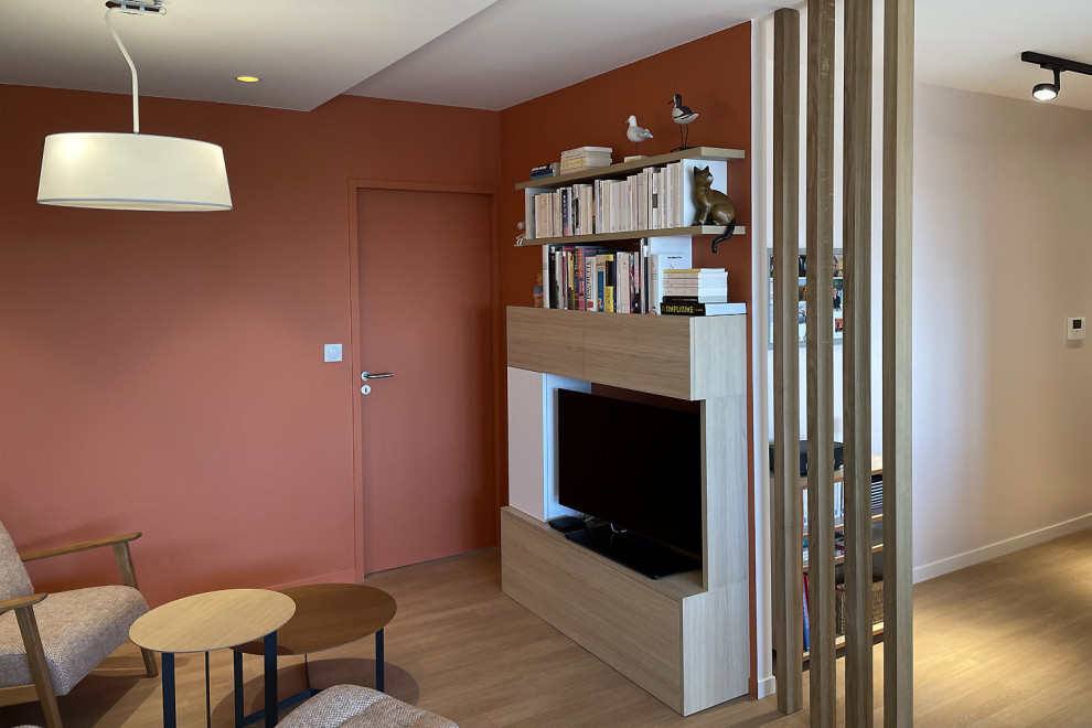 Ispirazione per un soggiorno design di medie dimensioni con pareti arancioni e TV autoportante