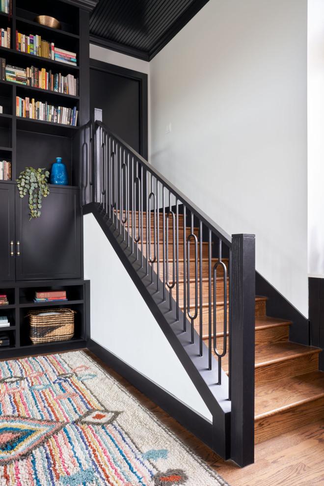 Foto de escalera recta actual de tamaño medio con escalones de madera, contrahuellas de madera y barandilla de metal