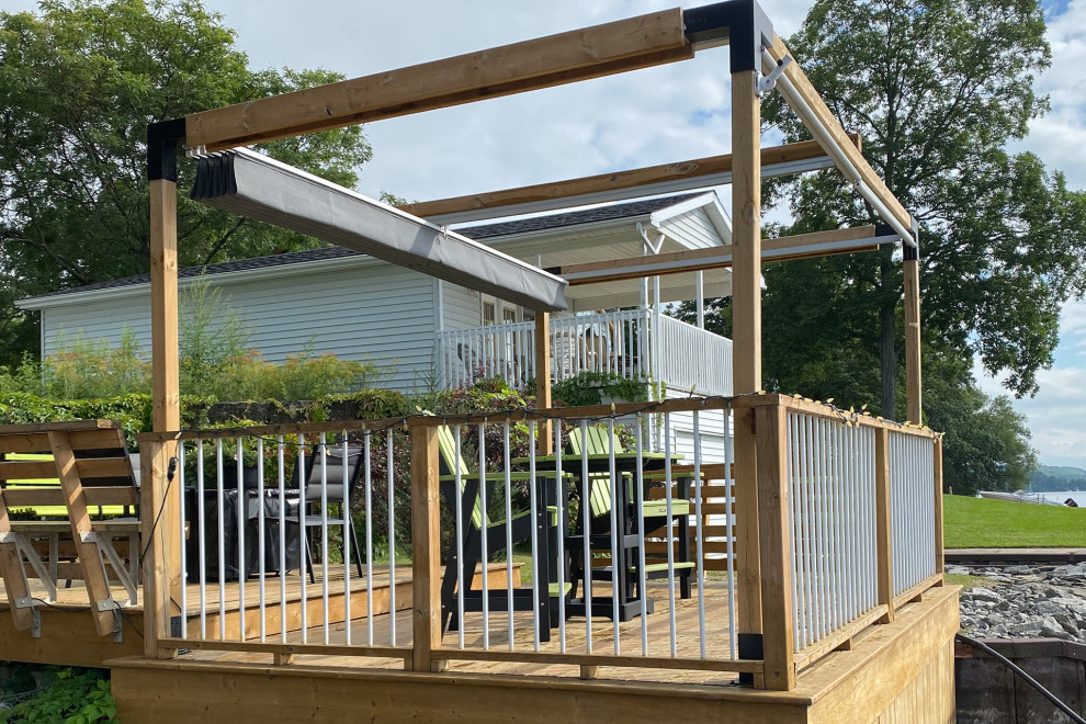 Idee per una terrazza costiera dietro casa e a piano terra con una pergola e parapetto in materiali misti