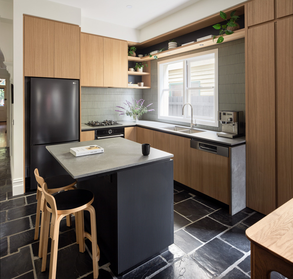 Mittelgroße Moderne Küche in L-Form mit flächenbündigen Schrankfronten, Küchenrückwand in Grün, Rückwand aus Keramikfliesen, Schieferboden, Kücheninsel und schwarzem Boden in Melbourne