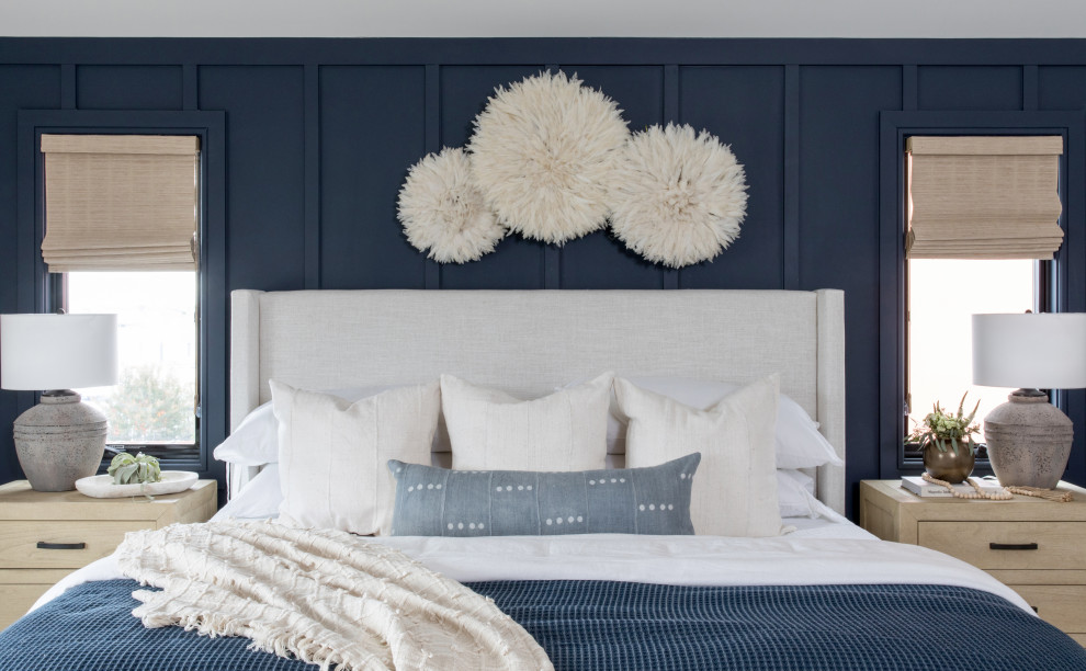 Источник вдохновения для домашнего уюта: хозяйская спальня среднего размера в морском стиле с синими стенами, паркетным полом среднего тона и панелями на части стены