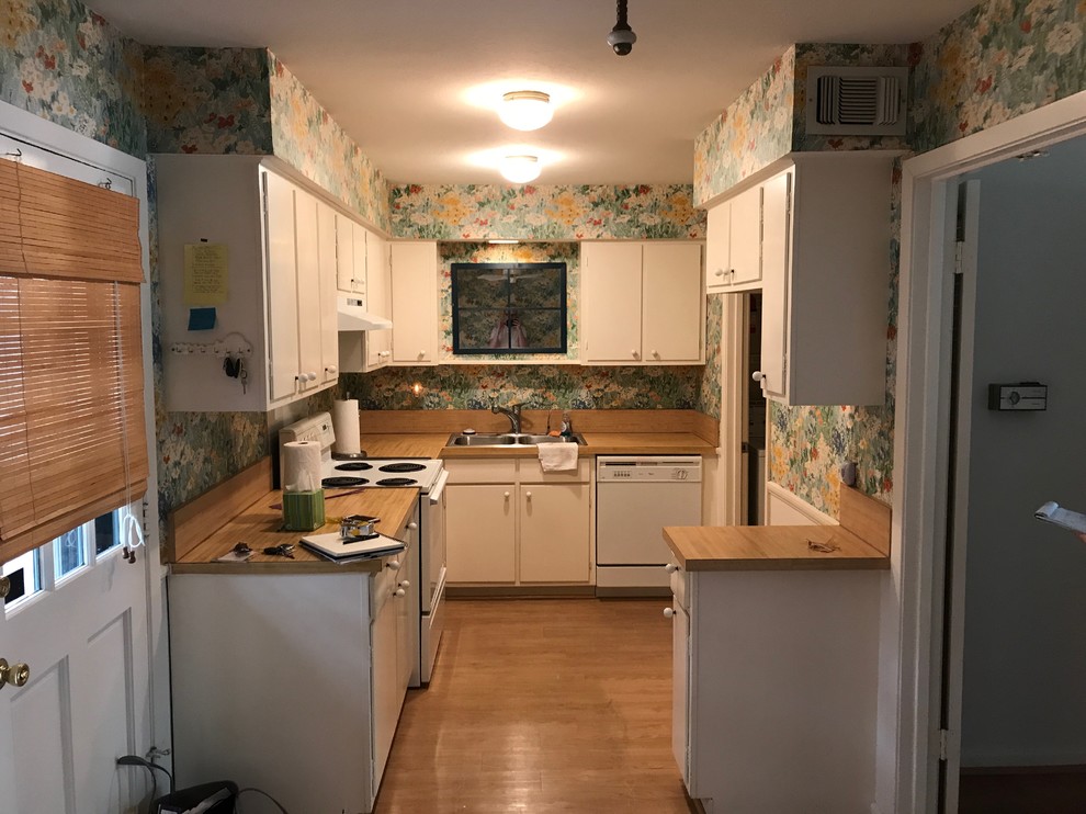 Example of a mid-sized transitional kitchen design in Dallas with shaker cabinets, white cabinets, granite countertops, gray backsplash, porcelain backsplash and no island