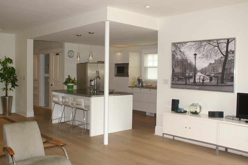 Kitchen - transitional kitchen idea in Chicago