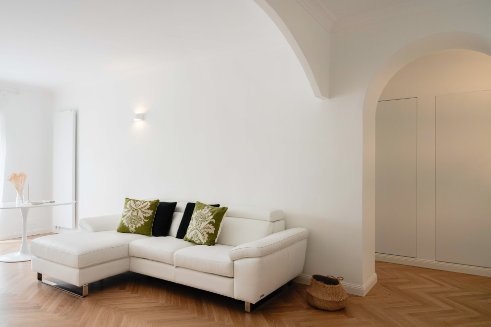 Esempio di un soggiorno design con pareti bianche e parquet chiaro