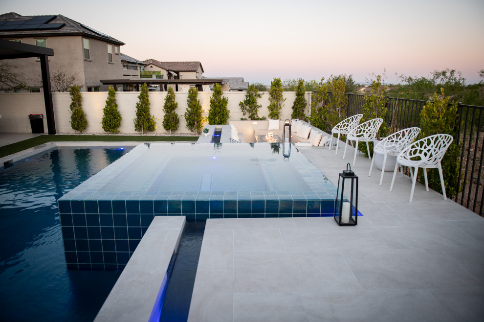 Raised, "rimflow" spa