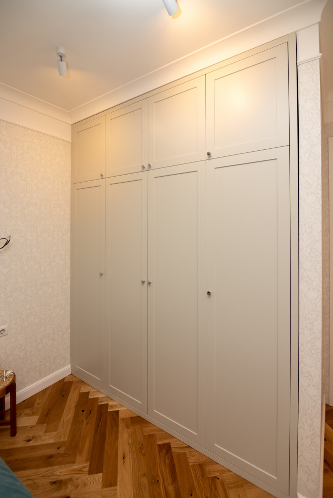 Шкафы в прихожую и спальню в неоклассическом стиле