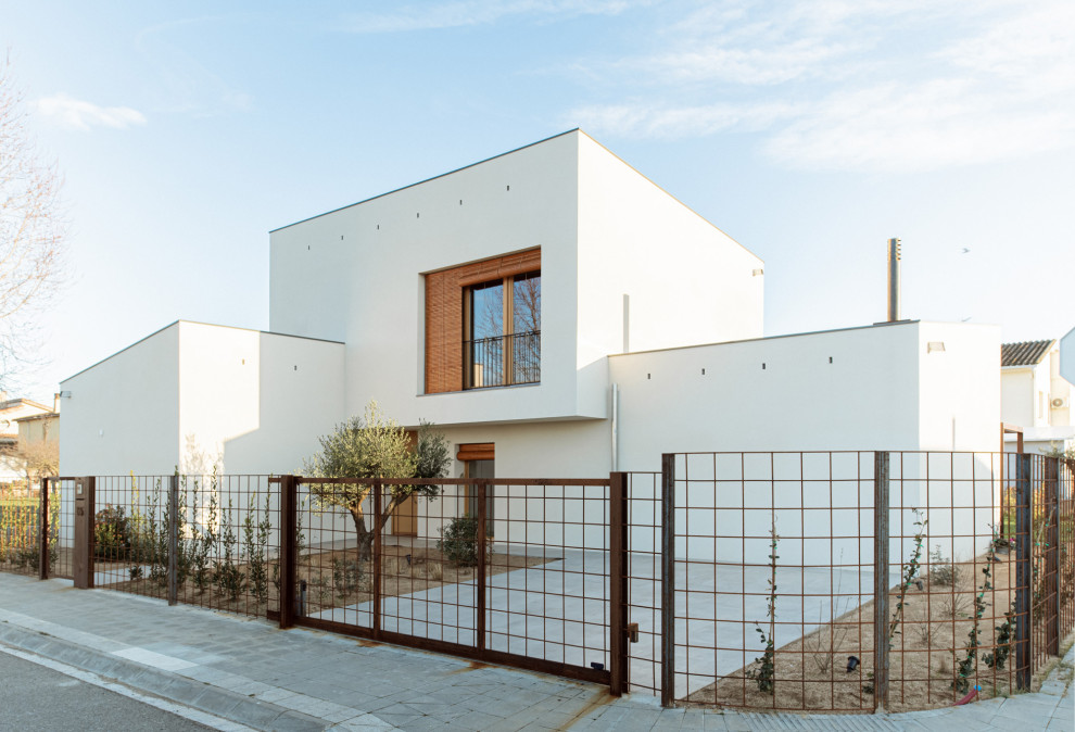 На фото: большой, двухэтажный, бежевый частный загородный дом в средиземноморском стиле с облицовкой из ЦСП, односкатной крышей, черепичной крышей и коричневой крышей с