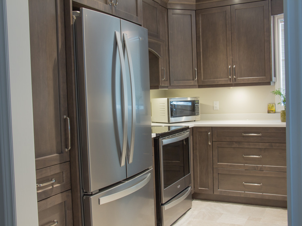 Transitional kitchen photo in Toronto