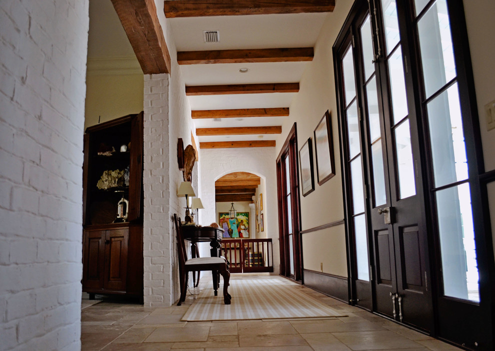 Design ideas for a traditional hallway in Miami.